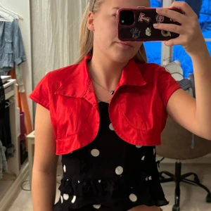 Röd bolero - Jätte fin röd bolero