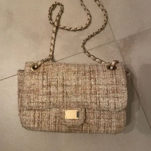 Tiamo väska - Säljer min superfina rosa Tiamo väska, den är i fint skick och har lite glittriga detaljer💕 köparen står för frakten 📦 