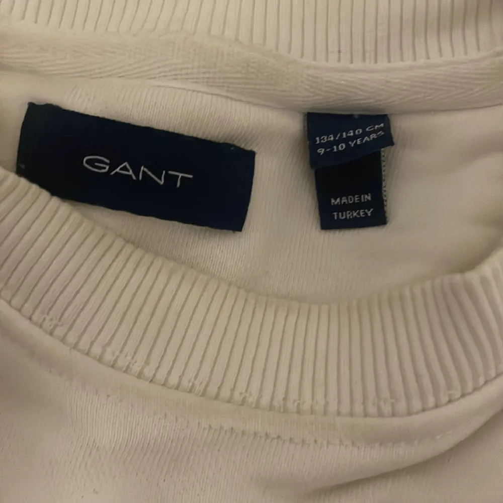 Vit Gant sweatshirt. Jag säljer denna för den är för liten. Det är dock lite färg ändring vid halsen men annars fint skick!🤍. Tröjor & Koftor.