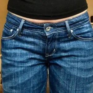 Jättefina low waisted Levis jeans, köpta second hand. Midjemåttet är 80 cm och modellen är straight! Jag har dessutom sytt upp de, för att passa min längd. Kontakta mig om det önskas fler bilder/mått! Pris kan diskuteras✨💞
