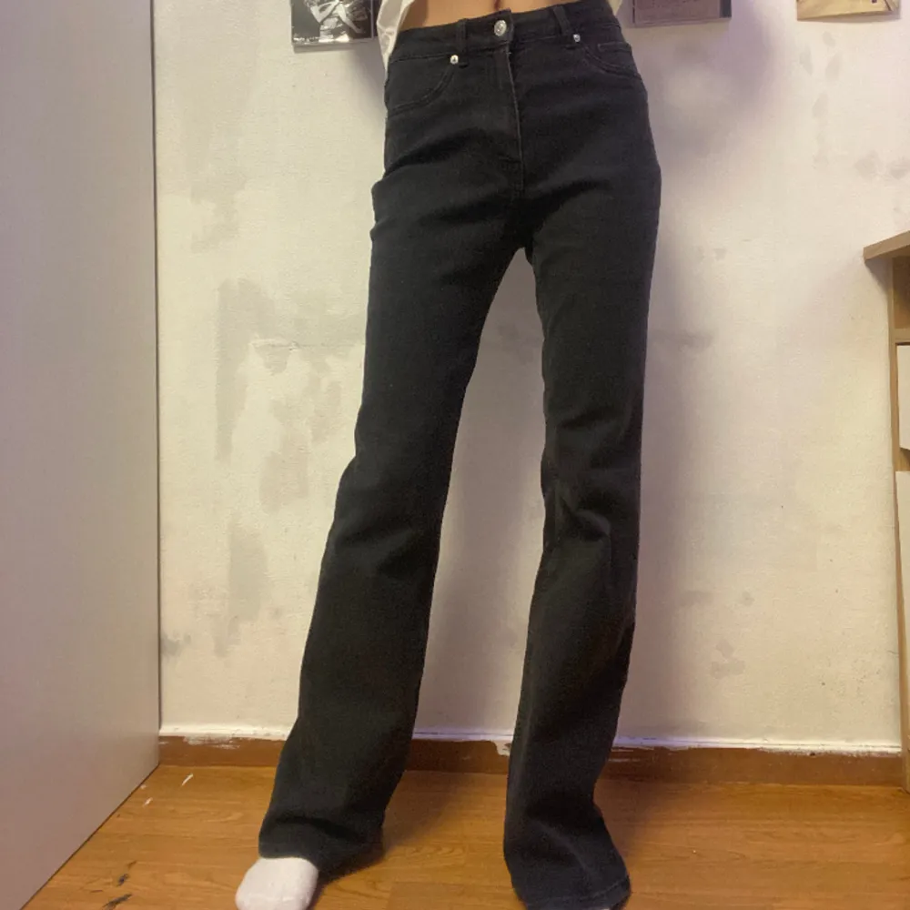 Svarta bootcut jeans, lite för långa för mig men i bra skick!! . Jeans & Byxor.