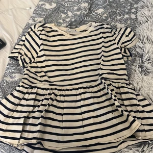 Tröja med volang från zara - Tröja med volang från zara i storlek S