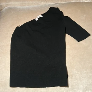 Chiquelle Dilvin knit tröja  - Cool topp från Chiquelle Dilvin knit🖤Använd fåtal gånger  Storlek:S Pris:Minns inte  Säljer:75kr Pris kan diskuteras🌟