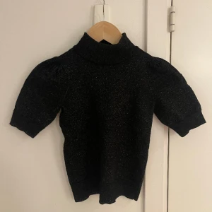 Stickad topp - Jättefin stickad topp som ej är i min stil, i nyskick. I färgen svart med glitter  ❤️ 