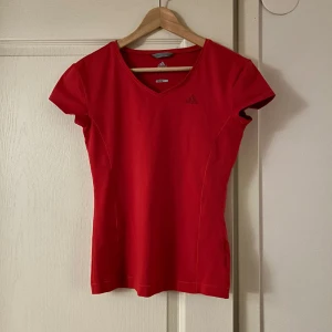 Tshirt Adidas - Röd tränings tshirt från Adidas