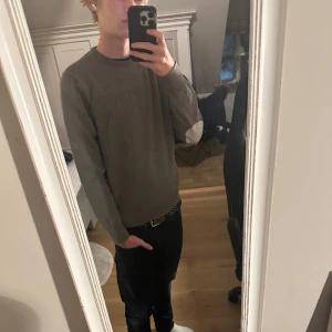 Stenströms merino crewneck - Riktigt fet Stenströms Merino tröja som är i jätte bra skick. Säljs pga att den är lite liten på mig. Har du några frågor? Tveka inte på att skriva till mig.