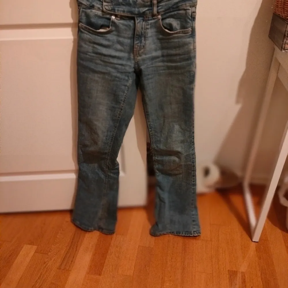 Superfina bootcut jeans med midwaist/low waist från Gina Tricot💕. Stl 32, W: 73,5 cm/ L: 78 cm. Köptes för ca 500 kr- säljs för 350 kr. Vid frågor tveka inte att kontakta.🥰💕. Jeans & Byxor.