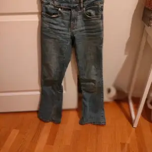 Superfina bootcut jeans med midwaist/low waist från Gina Tricot💕. Stl 32, W: 73,5 cm/ L: 78 cm. Köptes för ca 500 kr- säljs för 350 kr. Vid frågor tveka inte att kontakta.🥰💕