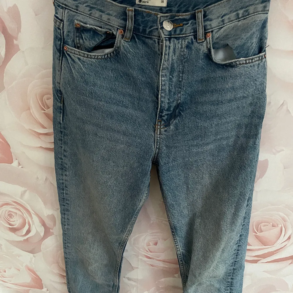 Blåa jens från Gina Tricot, använda  endel för ca 1/1,5 år sedan. Men är i bra skick. . Jeans & Byxor.