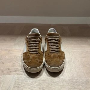 valentino flycrew - Säljer pågrund av att dom inte används, skick 7/10 tappat två spikar annars fint skick.