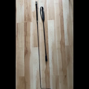 Ridspö - Två helt oanvända ridspön. Ett dressyr med strass på skaftet. (Dock har 3 trillat av men inget som syns tydligt) Även ett allroud spö. Båda för 80kr eller 45kr/styck. Skriv för fler frågor eller bilder!