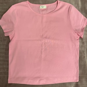 Croppad t-shirt - Croppad t-shirt/baströja från Gina Tricot🩷🩷Storlek XL, men sitter även snyggt om man använder S/M.