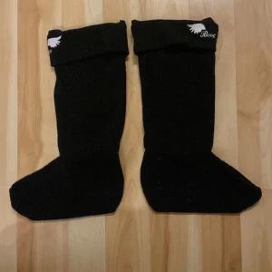 Stövel-värmare - Stävelvärmare som man sätter utanpå stövlar för att hålla värmen. Fungerar utmärkt men passar inte mina stövlar :/ perfekt när det är så kallt ute nu. Skriv vid frågor eller om fler bilder önskas!