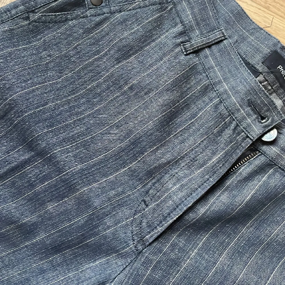 Lågmidjade, kritstrecksrandiga jeans med raka ben🌟 Köpta second hand men de är i bra skick!. Jeans & Byxor.