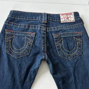 Jag säljer dessa superfina true religion jeans eftersom de är för små för mig. De är i väldigt bra skick. Midjemått: 36cm och Innerbenslängd: 76cm💕💗