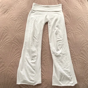 Yoga pants - Mjukisbyxor med breda ben och vikning vid midjan