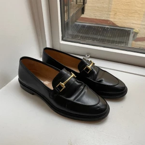 Läder loafers  - Läder loafers, säljer pga för stora för mig. Använda en gång kolla sulan bild 3. Äkta läder men köpa på hm 