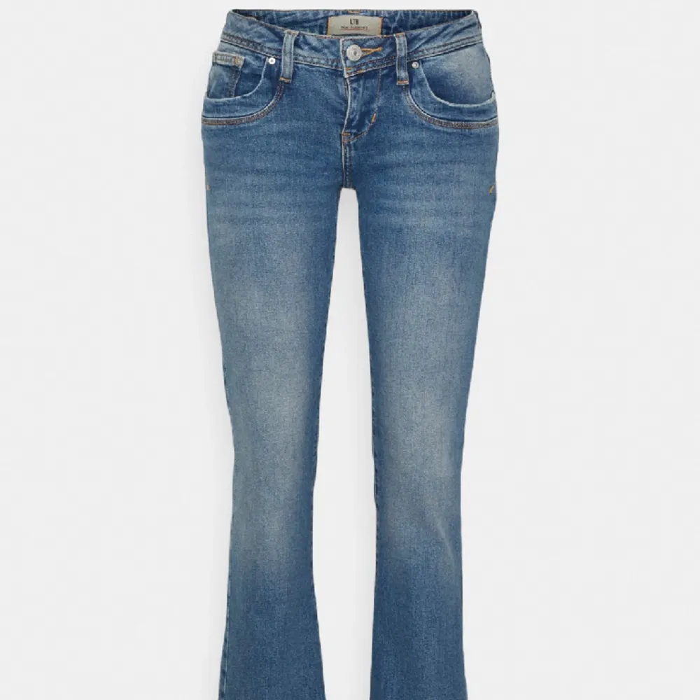 Säljer dessa jeans. Om någon skulle vilja byta ett par i samma modell fast storlek 26/32 så hör av er❤️ . Jeans & Byxor.