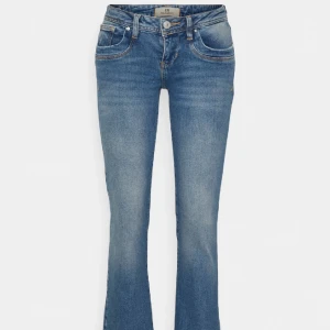 Ltb Valerie  - Säljer dessa jeans. Om någon skulle vilja byta ett par i samma modell fast storlek 26/32 så hör av er❤️ 