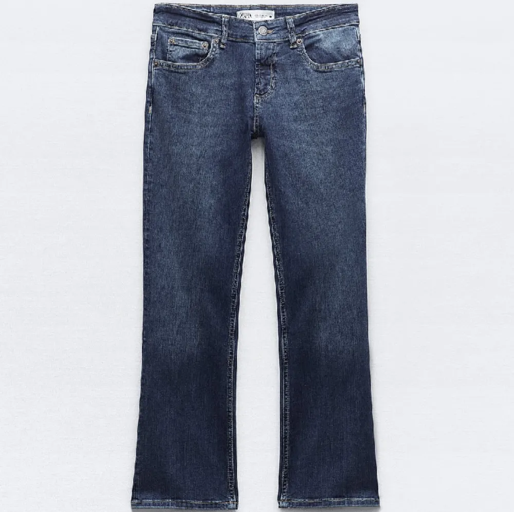 Säljer dem populära low waist Bootcut jeansen från zara fast i den kortare modellen, jag råkade beställa fel💕💕 (passar min kompis som är 160). Jeans & Byxor.