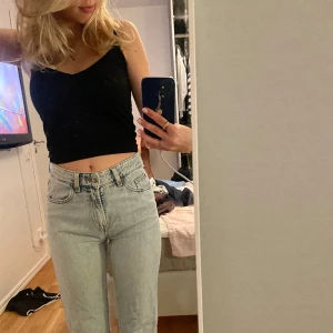 Jeans - Ljusa jeans från hm, är normala jämfört med andra storlekar. Sparsamt använda eftersom de sitter lite tajt i midjan. Nypris 400 kr. 