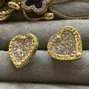 Örhängen  - Micheal kors står det på dom. Aldrig använda 