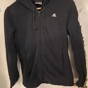 zip up - adidas zip up, riktigt skön men kommer inte till användning  skick 6/10