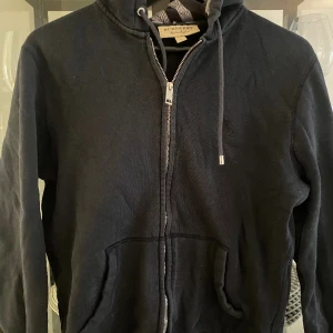 Burberry hoodie - Finns ett hål i tröjan därav priset. (Går att laga) 
