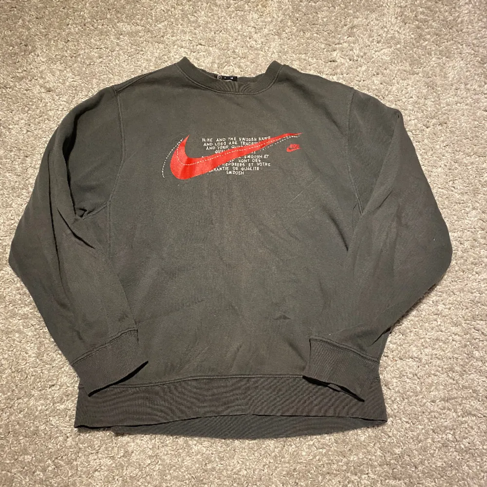 Säljer en Nike sweatshirt, med lite trasig detaljer på ”stygnen vi kike logan”.. Hoodies.