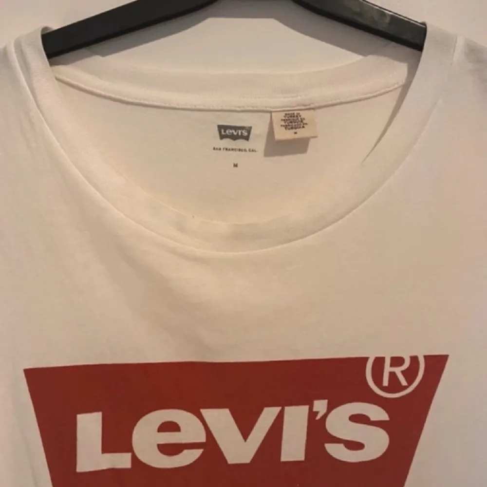 Levis. T-shirts.