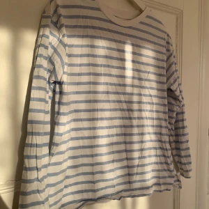 Randig tröja - Långärmad vit tröja med blå ränder från Lager 157 i storlek XS. Har inga fläckar eller hål.