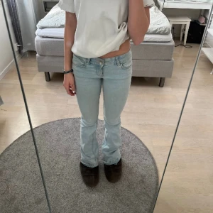 Ljusblå jeans - Säljer mina ljusblå jeans, köpta på plick men endast använda fåtal gånger av mig💗 de är nersydda längst ner som man kan se på bild 1, pris kan diskuteras!💗