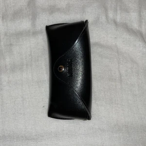 Solglasögon  - Aldrig använda. Säljer pågrund av inte min stil.