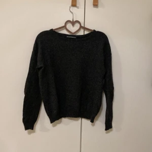 Tröja brandy melville - Mörkgrå, nästan svart stickad tröja från brandy Melville i 100% cashmere. Sparsamt använd