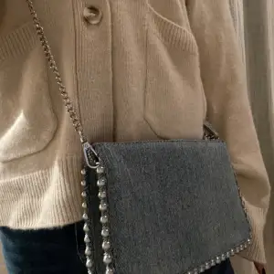 Unik väska i jeans liknande matrial med silvriga detaljer, från zara. 