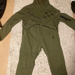 nike tech fleece - Säljer min gröna Nike tech fleece pga att den är lite för liten. Den är junior storlek men det är typ samma som extra small. Byxorna eller tröjan separat 600 båda 1000kr. För flera bilder skriv till mig. Pris kan diskuteras vid snabb affär