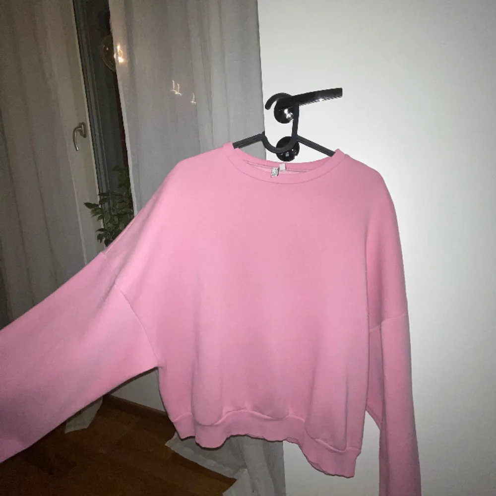 Rosa Sweatshirt Oversize modell. Använd fåtal gånger. 🩷 Nypris 349kr. Hoodies.