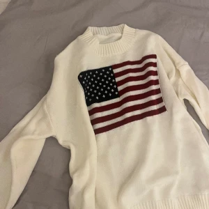 FINNS KVAR! Ralph lauren liknande tröja - Skitsnygg Ralph lauren liknande tröja. Sitter Oversized S så passar allt mellan M och xs! Jätte fin kvalite samt extremt skön. (Obs första bilden är tröjan, andra är inspo) Köp direkt för 800