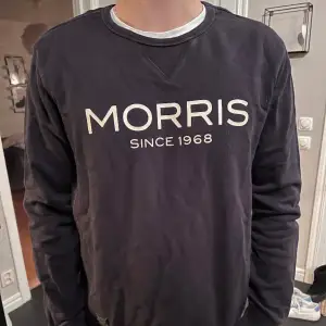 Marinblå sweatshirt från Morris  I använt skick 