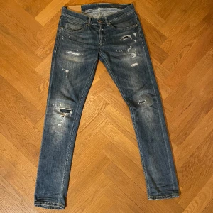 Dondup jeans - Säljer mina snygga dondup jeans med slitningar i modelen ”George”. Byxorna är inprincip i nyskick och har använts ett fåtal gånger. Nyspris: 3000kr, mitt pris: 899kr! Skriv till mig för fler bilder!
