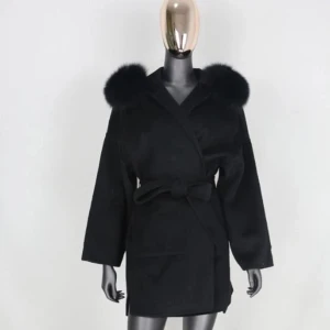 Garoff liknande pälskappa - Säljer min pälskappa från ssshop som inte kommer till användning  Köpte den förra året i storlek S men passar även M. Den är väldigt sparsamt använd Köpt för 3599kr men säljer för 1500kr för vill bli av med den, pris kan diskuteras vid snabb affär