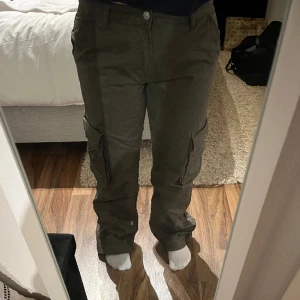 Cargo pants - Säljer mina gröna cargopants från Gina tricot eftersom de är för långa. Endast använt dem under ett tillfälle men har tyvärr råkat göra ett hål längst ner på ena byxbenet, se bild.