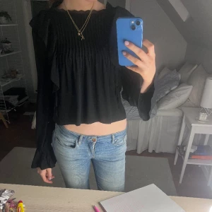 Svart blus - Jättefin svart blus som knappt är använd🥰🥰 pris går att förhandla vid snabbt köp!