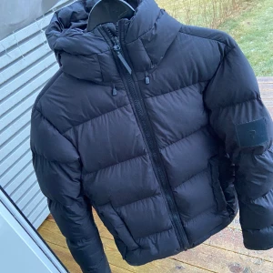 Peak performance dunjacka S/M - Dunjacka från Peak performance i bra skick. Svart färg i strl S, nypris 4999kr