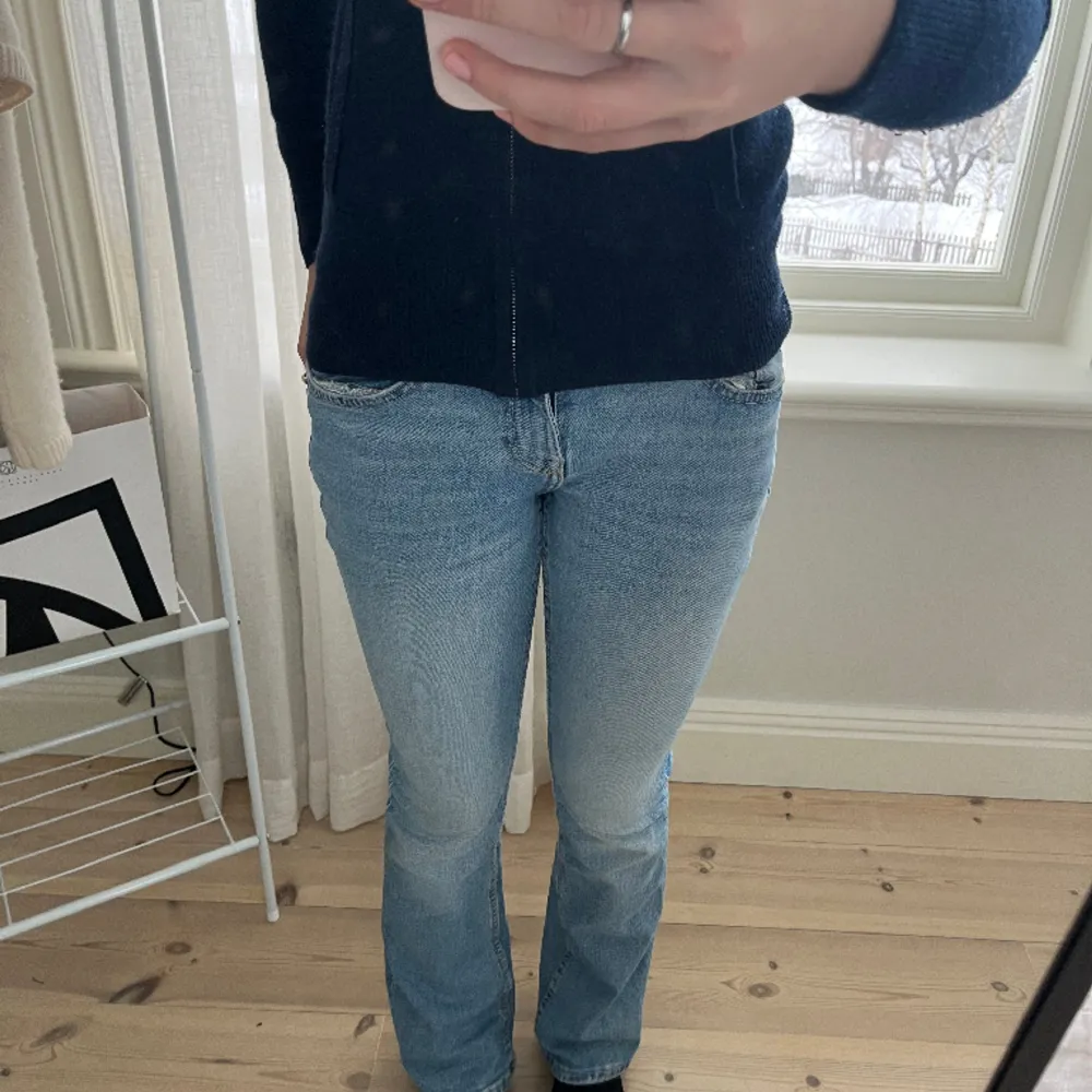 Jeans från bershka strl 36, de är jättestretchiga och sköna!💞 lågmidjade, bootcut💞finns en defekt, se bild 3💞 det går att sy!. Jeans & Byxor.