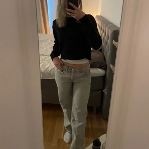 Lågmidjade Jeanse - Fina straight lågmidjade jeanse köp från gina. Är 166cm lång och då går dem längre än till marken💓