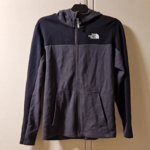 The North Face tröja - Säljer denna North Face tröja då den inte passar mig, aldrig använd endast tvättad så skicket är 10/10. Storlek XL ungdom men passar XS/liten S i vuxen. Nypris: 700kr, Mitt pris: 149kr