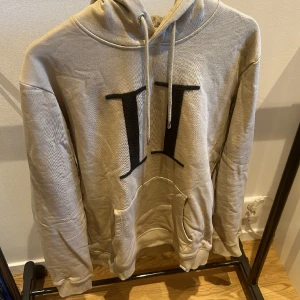 Les Deux hoodie  - Les deux hoodie i perfekt skick, endast använd ett par gånger! Storlek L men passar även M