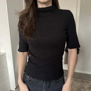 Svart topp - En simpel svart topp med en extra touch