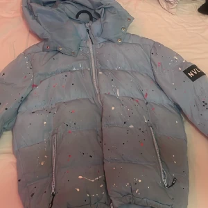 NVLTY - Storlek M Som ny kan bara behöva en tvätt